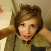 selfie nue dans la salle de bain