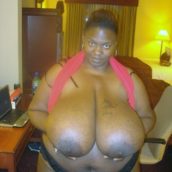 énormes seins tombant de femme obèse noire