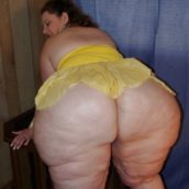 grosse fesses de femme obèse en lingerie