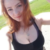 selfie rousse aux gros seins non nude